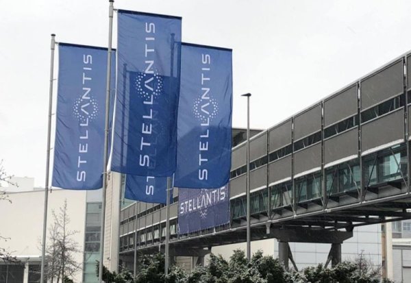 "За момента със сигурност предвиждаме една гигафабрика във Франция, втора в Германия, и в момента преговаряме с италианското правителство за трета, в Термоли, но до момента не е решено". 
