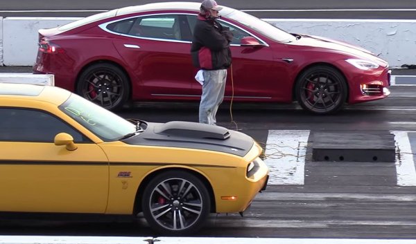 "Аз изпитвам огромен респект към забележителната работа на Tesla и Илон Мъск. Но е ясно, че оценката на фондовата борса не е основана върху физическата реалност. Трябва също да се отчете, че Tesla няма наследствените проблеми на автомобилните компании, които са допринесли значително за благосъстоянието на Европа и Северна Америка в последния век. На Tesla не им се налага да се справят със същите политически и социални ограничения, които тежат на останалите". 
