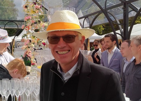 "Да затвориш, означава да заключиш вратите и да изпратиш всички по домовете им. Ние не го направихме. И ако мога да го избегна за в бъдеще, ще го избегна. Обикновено спазвам обещанията си. Но трябва и да останем конкурентни. Бъдещето на нашите заводи зависи и от политическите ограничения, наложени с декарбонизацията на Европа и ефектите й върху автомобилния пазар". 
