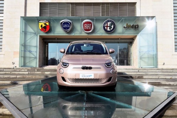 "Ако дилърствата не успяват да направят доволните клиентите си, ще останат в миналото. Онова, което се променя, е, че производителите вече не са в състояние да подкрепят дилърите при растящите разходи. Не ни трябват вече шоуруми по две хиляди квадратни метра, същински катедрали, за да представяме моделите си. Такива разходи вече не отговарят на реалностите. За дилърите това е шанс да се променят към по-високо качество на услугите и по-голяма ефективност". 
