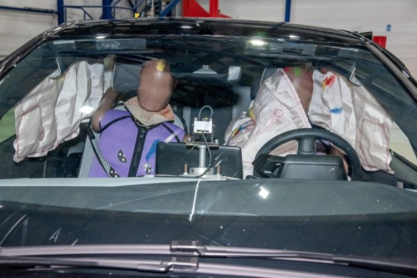 Манекени, оцветени с цветни маркери се използват при сблъсъците. Следите, които боите оставят по въздушни възглавници и други елементи дават представа за нараняванията, които биха получили истински хора при подобна ситуация.