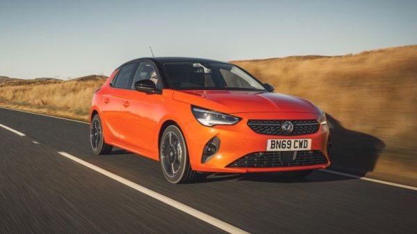 Британската версия на Opel Corsa дръпна сериозно през втората половина на годината, благодарение до голяма степен и на електрическия си вариант, и постигна общо 40 914 регистрации. Второто място, но с над 6000 автомобила изоставане, е за Tesla Model 3. По-нататък идват MINI Hatch, Mercedes A-Class, VW Polo и VW Golf. Ford Fiesta, който дълги години бе най-продаваната кола на Острова, не е дори в Топ 20. 
