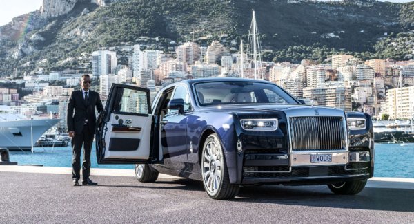 Вратите със задни панти, някога отличителен белег на луксозните автомобили до 60-те години на миналия век, бяха предпочитани заради елегантното влизане и излизане, което предоставяха на пътниците на задните седалки. Въпреки естетическата си привлекателност, тези врати станаха известни като &bdquo;самоубийствени врати&ldquo;, тъй като се отваряха срещу посоката на движение и създаваха проблеми с безопасността. В наши дни използването им е сведено почти до минимум.
