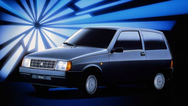 Връщаме се към "цивилните" модели на марката и по-специално към У10, който с дължината си от едва 3,39 метра постига огромен успех. Дълго преди съвременното Mini, тази кола създава пазарна ниша за премиум компактни коли.

Технологията на Y10 идва от Fiat и по-конкретно от Panda. Една от най-ярките характеристики на хечбека бил винаги боядисаният в черно капак на багажника, който оригинално бил от пластмаса. В Италия количката се предлагала и под марката Autobianchi.