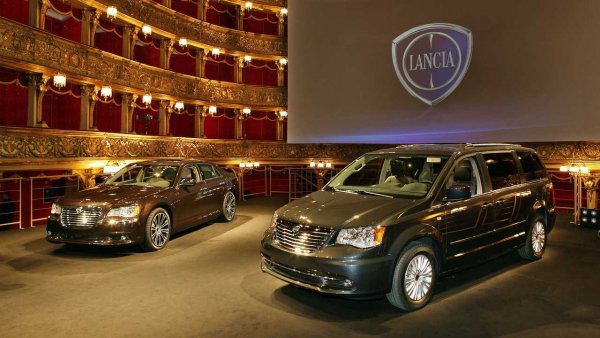 През 2011 година мениджмънтът на FCA Group решава, че ще е добра идея моделите Chrysler 300 и Voyager да се продават в Европа с емблемата на Lancia. По отношение на разходите това би могло и да не е чак толкова лоша идея, особено с опцията за трилитров дизел.

Но освен да дадат името Lancia Thema на Chrysler 300 както и малко по-различна решетка, нищо друго не отличава "италианския" модел от американския му събрат (който по това време все още циркулира из дилърствата). Така че логично ребрандирането се оказва тотален провал.