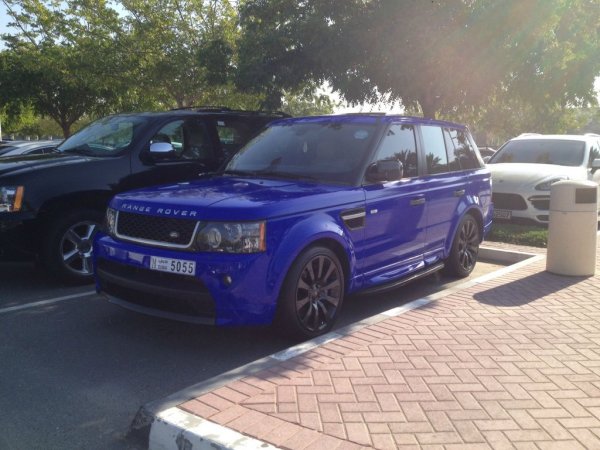 Паркингът пред Американския университет в Дубай