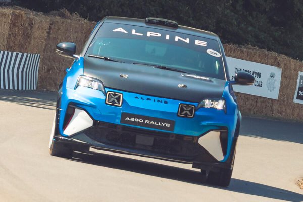 Рали версията на електрическия хотхеч на Alpine, готова за ралита, получава диференциал с ограничено приплъзване, по-големи спирачки и хидравлична ръчна спирачка. Има дори външен високоговорител, за да може синтезираният звук да повдига адреналина и на зрителите.

