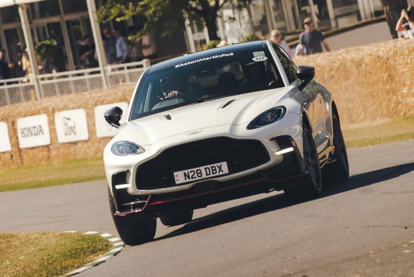 Тази нова, фокусирана върху мощността версия на луксозния SUV на Aston превъзхожда Ferrari Purosangue, генерирайки значителните 717 к.с. Първият й досег с широката публика бе в сектора First Glance в Гудууд.
