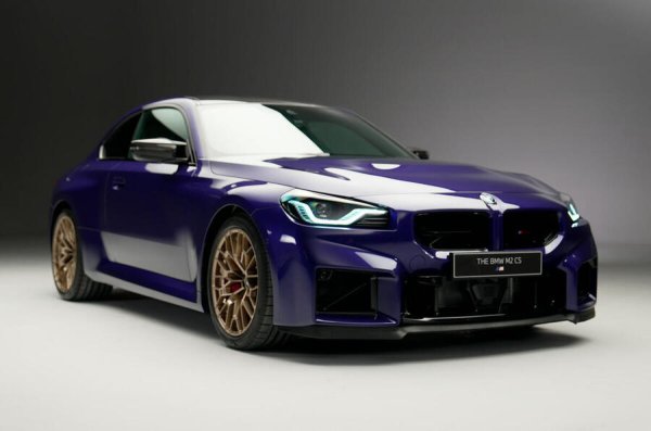 Най-компактната М-ка получава модификацията Competition Sport, като има 50 к.с. повече от обикновеното M2 и разполага с щедрите 640 Нм въртящ момент. Изобилието от въглеродни влакна смъква собственото й тегло до 1700 кг, а автомобилът ускорява от 0 до 100 км/ч само за 3,8 секунди. Goodwood ще отбележи първото представяне на автомобила пред публика във Великобритания. Доставките за клиенти ще започнат в края на лятото.
