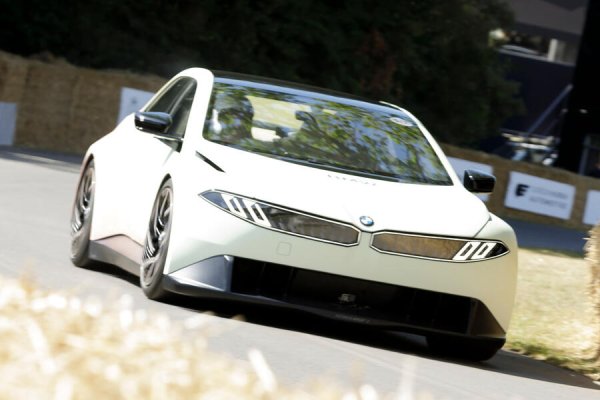 Четири двигателя, пет вентилатора, генериращи притискаща сила, и колосален въртящ момент: Vision Driving Experience е манифестът на BMW за удоволствие от шофирането в електрическата ера. Мощните машини на фирмата ще продължат да бъдат със задно задвижване, например, и ще използват управляваща електроника, която може да реагира 10 пъти по-бързо от тези, монтирани на автомобилите M от предишно поколение. Този автомобил направи първата си поява във Великобритания на Фестивала на скоростта.
