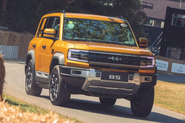 Премиум поделението на гиганта BYD хвърля ръкавица на Land Rover Defender с новия B5 - 4x4 модел с рама и plug-in хибридно задвижване с мощност 677 к.с. Той дебютира на Фестивала на скоростта, преди продажбите да започнат следващата година.
