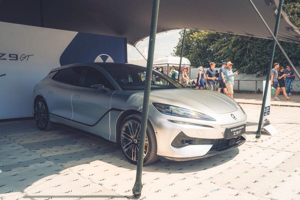 Първият модел на Denza, който ще пристигне в Европа. Z9 GT е конкурент на Porsche Panamera и неговия електрически аналог Taycan. Предлага се с избор между plug-in хибридно задвижване с мощност 858 к.с. или чисто електрическа конфигурация с мощност 952 к.с.
