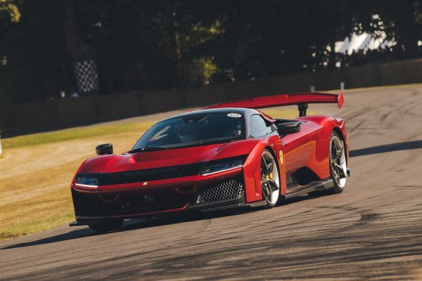 Наследникът на LaFerrari е на практика хиперкола от Льо Ман за нормални пътища, като използва компоненти от състезателния 499P на марката, за да генерира 1184 к.с. С цена от 3 милиона лири и ограничен тираж от 799 екземпляра &ndash; всички продадени &ndash; F80 бе проследен от доста завистливи погледи по хълма в Гудууд.
