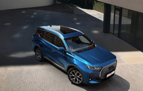 TENET е съвместна компания на руския холдинг АГР-Авилон, който сложи ръка върху завода на Volkswagen в Калуга, и на мистериозната китайска компания Defetoo, собственост на местните власти в китайската провинция Анхуй. От същата провинция е китайският автомобилен гигант Chery, а TENET T7 е на практика идентично копие на Chery Tiggo 7, заради което някои руски медии заподозряха, че Defetoo е просто параван, защото AГР e включен в списъка със санкционирани руски компании от Великобритания, където Chery продава свои модели в доста големи количества. 
Иначе Т7 има 1.6-литров бензинов мотор със 150 коня мощност и предно предаване. 
