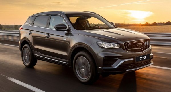 По-големият кросоувър на беларуския завод е всъщност Geely Atlas Pro със сменена емблема, с 1.5-литров бензинов турбомотор (въпреки означението TD) и с опция за мека хибридна система. Сега отчита цели 379% ръст спрямо октомври 2024, когато едва стъпваше на пазара. 