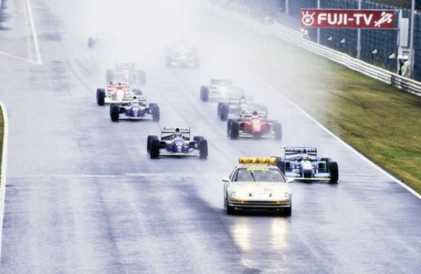 Не особено удачен изглежда и изборът на Honda Prelude, която води колоната в продължение на няколко обиколки по време на Голямата награда на Япония през 1994 година. Този модел разчита на 2,2-литров атмосферен мотор с мощност 200 к.с. Той ускорява от 0 до 100 км/ч за 7,1 секунди и развива 237 км/ч. И не помага особено на имиджа на марката.