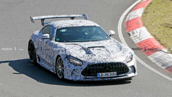 Задава се Mercedes-AMG с табелка Black Series, базиран на елегантния GT с две врати. Такъв бе забелязан по време на тестове наскоро и само въз основа на снимките от тях може да се каже, че това ще бъде чудовищно купе. Има масивно задно крило, широки арки на колелата и голям въздухозаборник на предния капак, под който има версия на V8 туин-турло на Mercedes-AMG с мощност 700 коня. Очакваме появата на това супер купе до края на 2020 г.