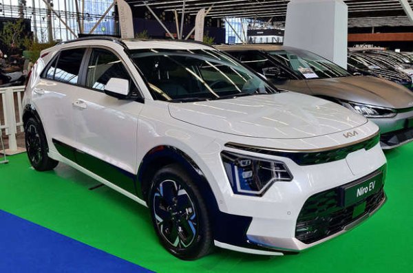 Kia предлага надежден SUV с пробег 380 км, като той е сред препоръчаните превозни средства от Consumer Reports за 2022 г. На свой ред, експертите от Car and Driver са категорични, че това е един от най-изисканите нелуксозни електромобили.