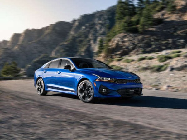 Този седан наскоро смени името си на K5. В същото време Kia е най-надеждният автомобилен производител според J.D. Power за 2022 г. и получава почти еднакви похвали от експерти, които казват, че колата успява да съчетае впечатляващ дизайн с практични характеристики и мощен двигател. &bdquo;Като цяло, 2022 K5 е впечатляващ седан &ndash; независимо дали е купен за семейство или не&ldquo;, възхищават се и от Car and Driver.