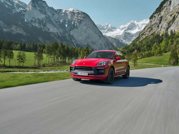 Porsche Macan е привлекателен кросоувър, който предлага практичността на малък SUV, но има основата и възможностите на елегантен спортен автомобил. Той завоюва второто място сред компактните премиум SUV в проучването на J.D. Power за най-надеждните автомобили и притежава интериорен финес и производителност, които оправдаят цената му.
