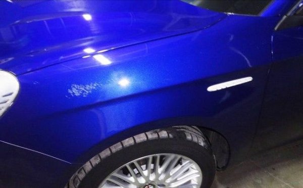 Вероятно всеки шофьор ще се съгласи - няма нищо по-капризно в колата от панелите на каросерията и тяхното боядисване. На някои места металът е толкова мек, че дори лек удар оставя вдлъбнатини. А какво да кажем за боята, която сякаш е направена да привлича драскотини, стружки, пукнатини. Така че с каросерията или по-точно с някои нейни детайли трябва да се внимава.