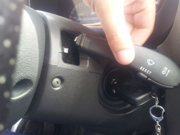 Разбира се, пластмаса може да е различна, като нейното качество може да се провери именно на тънките детайли, които са направени от нея. В салона е пълно с пластмасови елементи, много по-тънки от превключвателите на кормилната колона, но точно те са тези, които се чупят най-често. Това вероятно се дължи и на факта, че понякога водачът ги удря неволно с лакът или коляно. При по-евтини модели пластмасата, освен на по-сериозен натиск, не издържа на студ и става лесно чуплива.