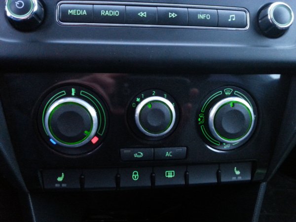 Превключвателите във вид на шайби също са изработени от пластмаса и когато ги използвате, основното нещо е да не прекалявате с тяхното въртене. Отново се връщаме към проблема на автомобилите от бюджетния сегмент, където не са необходими кой знае какви усилия за увреждане на тези елементи. Това обаче в никакъв случай не е причината, поради която производителите на автомобили преминават изцяло към модерни сензорни бутони.