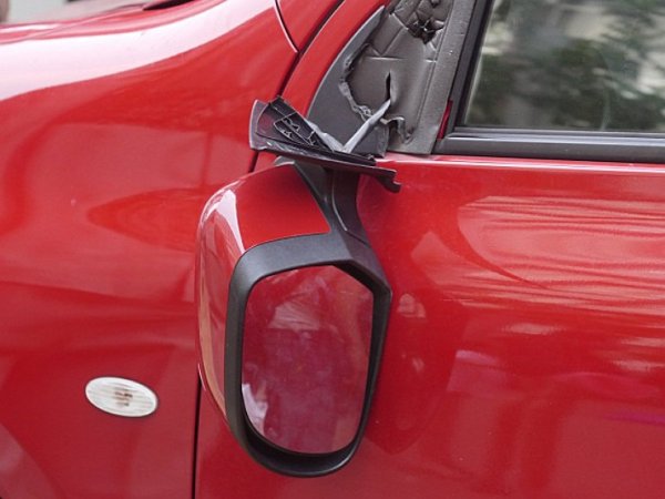 За да се разруши пластмасовият корпус на страничното огледало, трябва да се положат повече усилия. Ритането е вариант, но огледалото може да бъде откъснато дори от случаен минувач с по-големи габарити, ако той го закачи с бедро или дори с ръка. Най-често страничните огледала се чупят при разминаване с насрещните коли. Тогава оцелява по-силният...