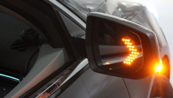 В главите на много хора завоят надясно не е точно завой - горе-долу както да пъхнеш петачка на стриптизьорка не е точно изневяра. Едно проучване във Франция наскоро показа, че 93% от шофьорите сигнализират винаги при ляв завой, но едва 71% - при десен. 
