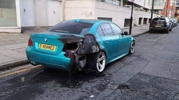 С риск да ви шокираме, всъщност сме виждали "баварци" с включен мигач. Но може да са били дегизирани фенове на Mercedes. Митът за паяжините в мигачите на BMW е толкова популярен по цял свят, че все трябва да е стъпил върху някаква реална основа. 
