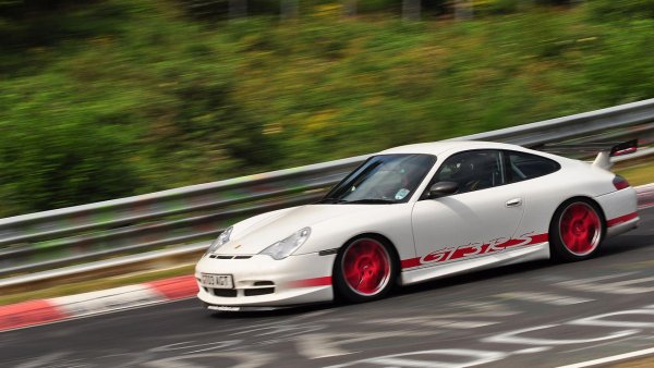 Първото в света 911 GT3 RS е могло да се поръча единствено в бял цвят. От Porsche великодушно позволявали на клиентите да избират между червени или сини джанти, след което поставяли съответстващия цвят графики в долната част на купето.