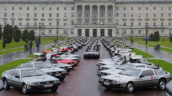 Макар на по-късен етап автомобили DeLorean да са били боядисвани от външни фирми в различни цветове, машините които слизали от поточните линии били с купета само от чиста неръждаема стомана. Естествената окраска се наложила дотолкова, че всеки DMC-12 с различен цвят се приемал с недоумение от феновете на модела.