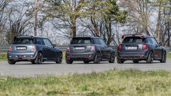 Олекотеният "назобан" двуместен хечбек на Mini винаги се е предлагал във вариация на сивото, с червени детайли по купето. Във всяко едно поколение. И без британското знаме на покрива.