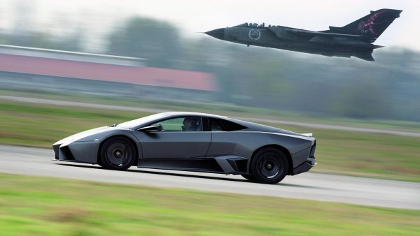 За радост или не, модата на матовите бои (и дори фолирания) на автомобилите е почти умираща. Вдъхновената от стелт-самолетите версия на Murcielago е единствената кола, която марката предлагала фабрично с черно матово покритие. И, съгласете се, стои й добре, а не като на стара Corsa с голяма &bdquo;двуцевка&rdquo; на ауспуха. 