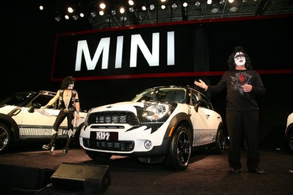 Четири Mini Countryman изрисувани в стила KISS. Създадени са с благотворителна цел за децата на Япония, пострадали от земетресението и последвалото опустошително цунами.
