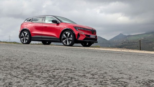 "Вземете за пример Renault Megane e-Tech и Nissan Ariya - това са коли с еднаква платформа, еднакво задвижване и много синергии. В това има логика, защото електромобилите са универсално предложение за цял свят. Но при хибридите не е точно така. В Европа хибридното задвижване е фокусирано основно върху ниския разход и емисии. Докато в Китай и Япония приоритет са също удоволствието от карането, динамиката и така нататък. Затова решихме да създадем за Европа една изключително ефективна хибридна система, що се отнася до разхода. Nissan не я използва". 
