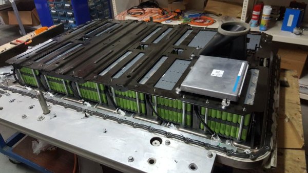 "Ние на практика няма как да въздействаме на проблема със суровините. Можем единствено да се опитаме да намалим ефекта от цените чрез технологични решения. Да вземем за пример батериите: днес повечето автомобилни производители използват технологията NCM - никел-кобалт-манган. Един от начините да се предпазим от рекордните цени е да намалим или елиминираме изобщо кобалта. Но в крайна сметка винаги ще се нуждаем от някои суровини като литий. 
Другият въпрос е какъв е правилният баланс, що се отнася до капацитета на батерията. Колкото по-голям е той, толкова по-скъпа ще е батерията. Алтернативата е да намалим капацитета, но да подобрим способността й за бързо зареждане. Така пробегът е по-малък, но зареждането отнема по-малко време. Трябва да предложим всички възможни решения на проблема и да видим кое са готови да приемат клиентите". 
