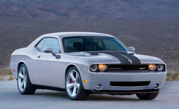 Помните ли епизода на Top Gear, когато водещите пътуваха до САЩ? Тогава Кларксън кара Chevrolet Corvette ZR1, Мей седна зад волана на Cadillac CTS-V, а за Хамънд остана Dodge Challenger SRT. Водещият явно е харесал колата и затова скоро след това става собственик на Challenger SRT с 6,1-литров V8 с мощност 425 к.с.

