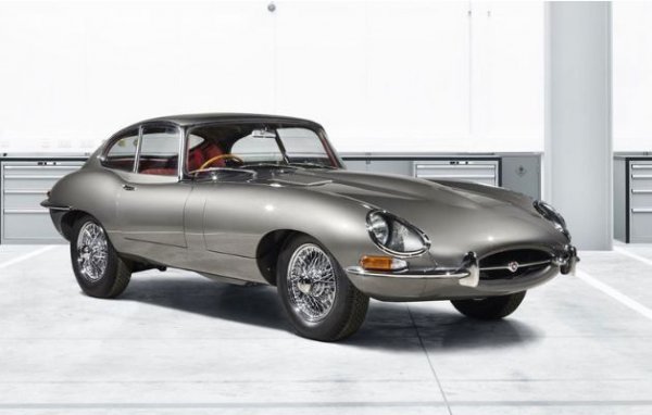 Jaguar E-Type е един от символите на британското автомобилостроене. С този автомобил Хамънд си прави подарък за 40-ия си рожден ден. Няма как да се отрече, че тази кола наистина подхожда за мъж на тази възраст.
