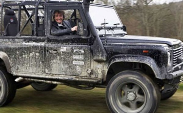 Явно един автомобил от марката не стига на телевизионната звезда и редом с луксозния Range Rover в гаража му е бил паркиран бруталният и аскетичен Defender 110. Колата се отличава по доработеното окачване със заден мост от Land Rover Discovery и допълнителния каркас.
