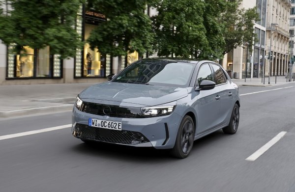 Сривът при малкия германски хечбек е много по-голям - цели 23,8%, което обърнато в продажби означава с близо 24 000 по-малко. Това обаче не му пречи да бъде най-успешният модел на Opel в Европа.