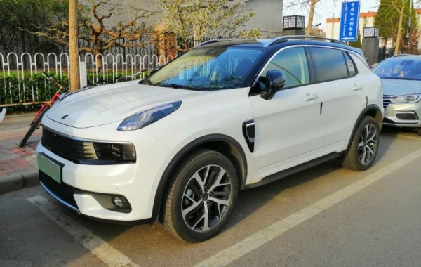 Това е новата марка на Geely, която ползва технологии на Volvo и е предназначена основно за абонаментни схеми и споделяне. През тази година бизнесът видимо потръгва: регистрациите са над пет пъти повече от 2021 (ръст от 454%). С изключение на само четири автомобила, всички регистрации са на кросоувъра 01, технологичен близнак на Volvo XC40. 
