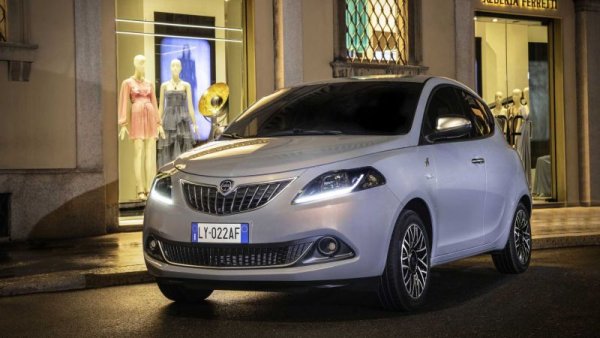 Вече доста години великата някога италианска марка е сведена само до един модел - Ypsilon, и до само един пазар - италианския. Но у дома малкото градско автомобилче, базирано на Fiat Panda, се радва на стабилно търсене. Резултатът е само с 12% по-нисък от миналогодишния. 
