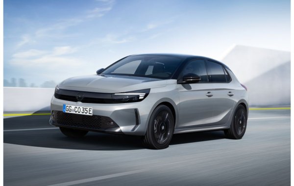 Цени от 31 500 евро

Докато някои електрически автомобили правят всичко възможно, за да създадат футуристично усещане по отношение на дизайн и технология, Corsa Electric носи усещане за познатост. Няма много какво да прави разлика между това супермини с нулеви емисии и неговия събрат, задвижван с вътрешно горене.

Corsa Electric се предлага само с автоматична скоростна кутия. Добрата новина е, че електричката е също толкова маневрена като стандартен Opel. Също толкова лесен за живеене, колкото и стандартна Corsa. Обхватът на на батерията от 400 километра трябва да ви успокои.
