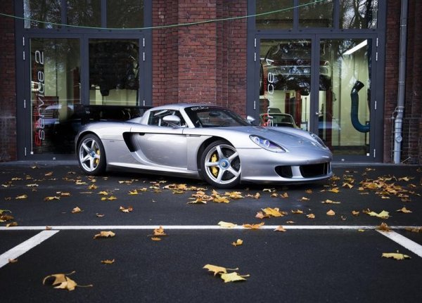 Porsche Carrera GT разполага със средно разположен V10 агрегат с обем 5.5 литра. Той доставя 558 конски сили, чрез които Carrera GT достига 100км/ч за 4 сек.