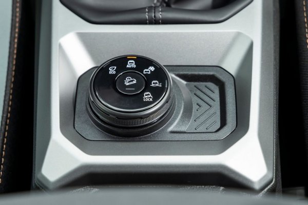 Задвижване на четирите колела се предлага само към версията с 1.2-литров бензинов мотор с мека хибридна система и 130 к. с. 