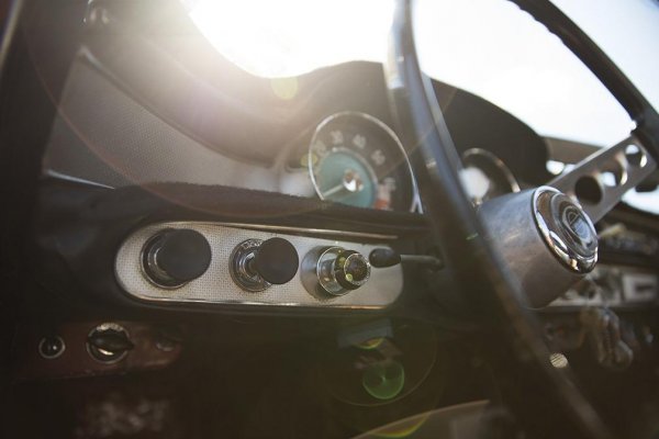 Volvo P1800 от 1966 г. Собственикът му Ърв Гордън гони пореден световен рекорд за пробег с един автомобил - 5 млн. километра