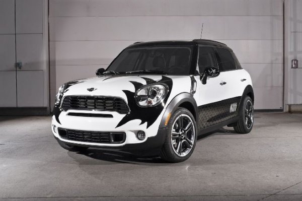 Четири Mini Countryman изрисувани в стила KISS. Създадени са с благотворителна цел за децата на Япония, пострадали от земетресението и последвалото опустошително цунами.
