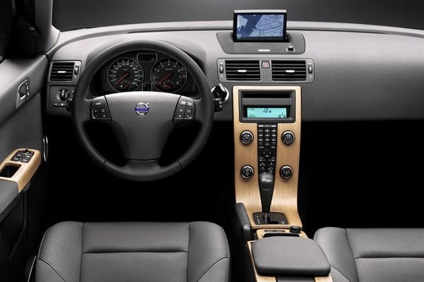 поглед отвътре - нови са повечето отделения за поставяне на различни предмети