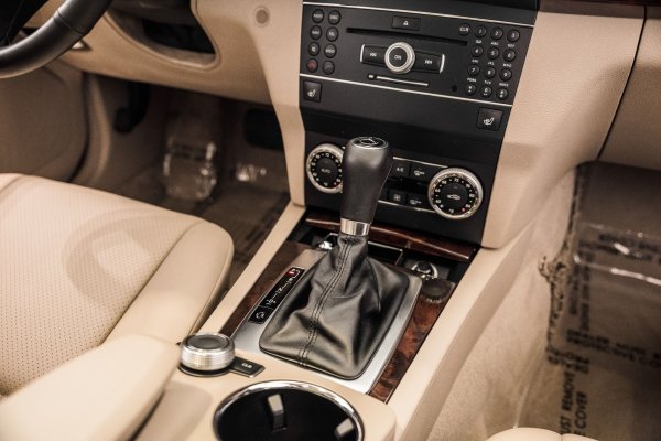 Електрониката за управление на кутията е на Siemens и е доста капризна. Платката със сензори за скорост, соленоиди и регулатор на налягането, поставени в маслена баня, не търпят прегряване - най-често са застрашени версиите с бензинови &bdquo;шестаци&ldquo;. Препоръчително е да промиете общия радиатор на охладителните системи на двигателя с вътрешно горене и скоростната кутия на всеки 60 000 км.

През 2012 се появи модернизирана кутия с префикс Plus. Препоръчително е маслото в нея да се сменя не след 50 000 км, а след 125 000 - в допълнение към допълнителна маслена помпа за системата Start-Stop и различен диапазон от предавателни числа, се използва два пъти по-издръжлив преобразувател на въртящия момент с намалено приплъзване и работното налягане на по-малко вискозно масло е намалено.